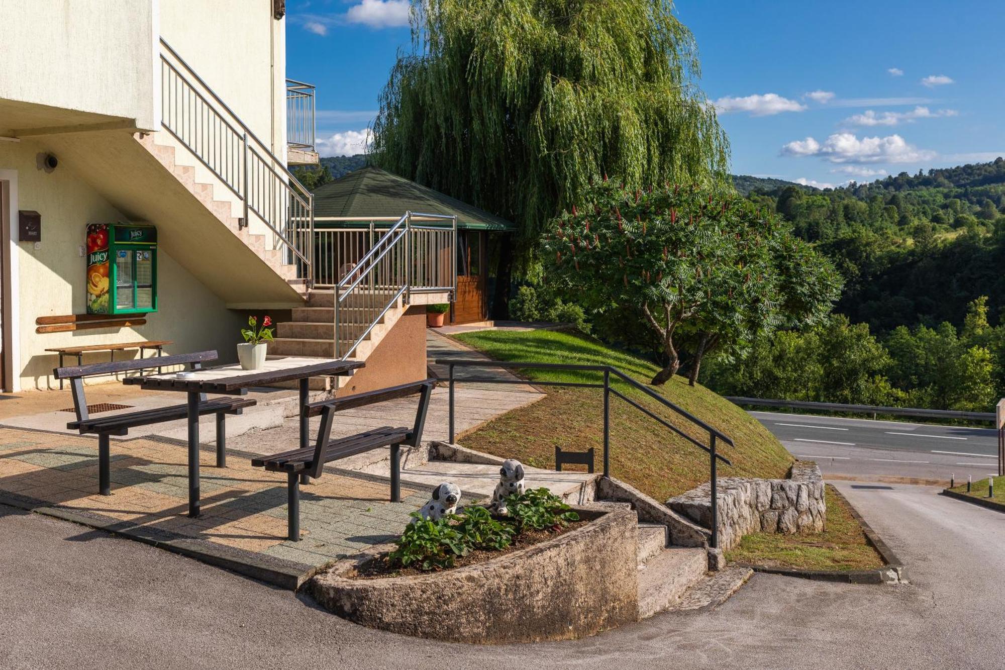 Apartments Lucija Слуни Экстерьер фото